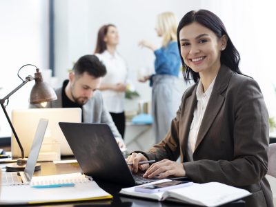 mujer-de-tiro-medio-trabajando-en-la-computadora-portatil